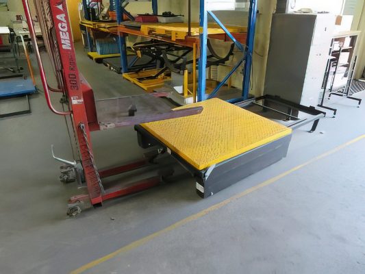 Easi Picker Standard in use within a warehouse environment.