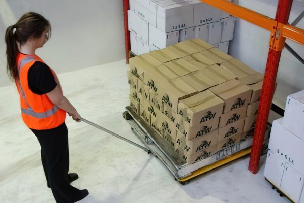 Easi Picker Standard featuring a rotating top for 360° pallet access.